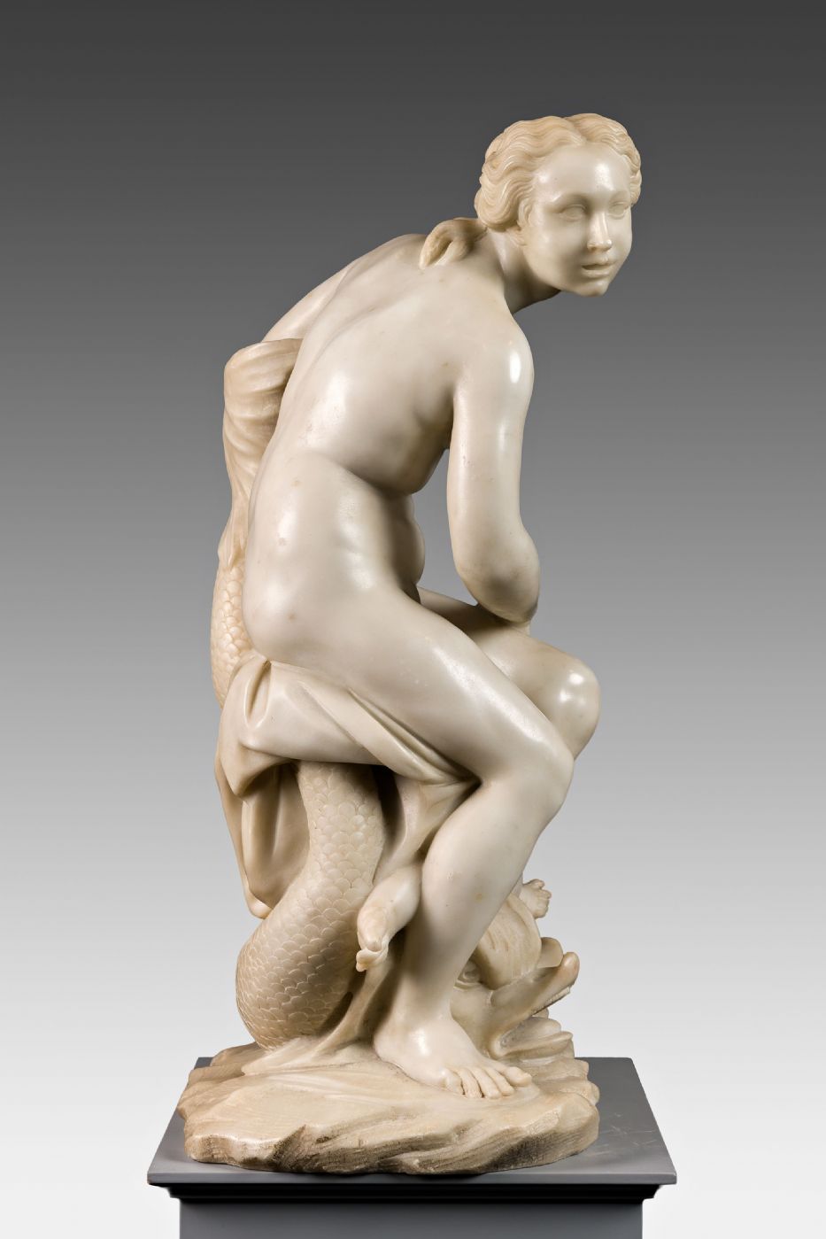 Marmorskulptur, die Venus, Amor und einen Triton darstellt